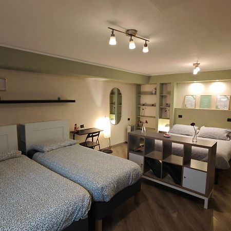 Appartamento Aleph With Private Parking, Next Train Station Como Exteriör bild