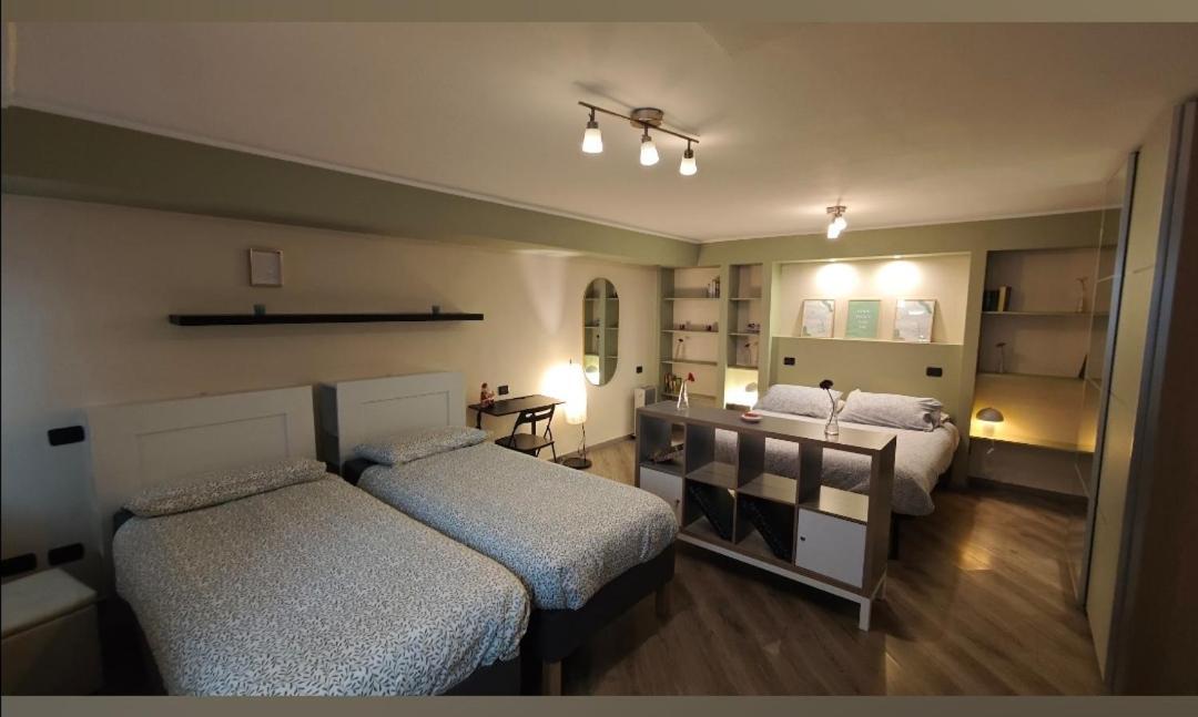 Appartamento Aleph With Private Parking, Next Train Station Como Exteriör bild